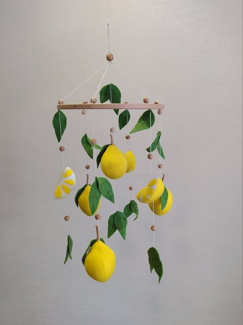 Yellow Nursery Decor, Citrus Baby, Diy Baby Mobile, Baby Boy Mobile, Tropical Nursery, Yellow Nursery, Cadeau Baby Shower, Mobile Nursery