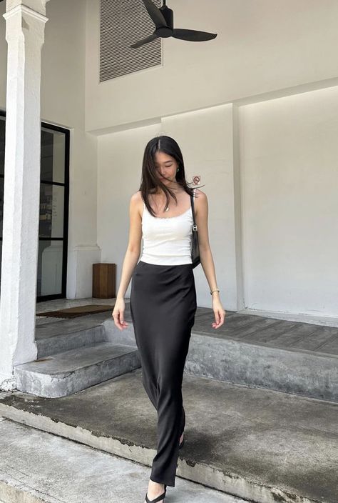 Black Silk Skirt Outfit Summer, Silk Skirt Outfit Summer, Silk Midi Skirt Outfit, Black Silk Skirt Outfit, Midi Skirt Outfit Casual, Heels Casual Outfit, Mirror Selfie Outfit, Black Satin Midi Skirt, Silk Skirt Outfit