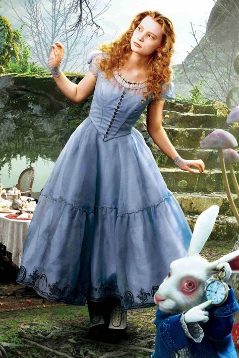 Alice in Wonderland Alice In Wonderland Film, Tim Burton Costumes, Tim Burton Disney, Colleen Atwood, Alice Costume, Alice Cosplay, Halloween Infantil, Alice In Wonderland Dress, Wonderland Dress