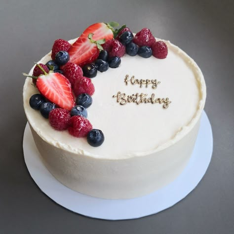 Cake With Fruit On Top Aesthetic, Berries On Top Of Cake, Strawberry And Cream Cake Decoration, Cake Decorating Ideas With Fruit, Birthday Cake With Fruit On Top, Cake Design With Strawberries, Cake With Strawberries Decorating, Cake Decorating Berries, Decorating A Cheesecake Ideas