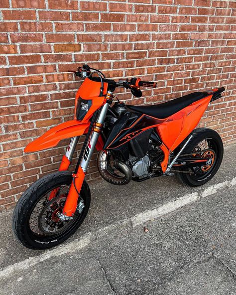 Ktm 125 Motard, Ktm 125cc, Supermoto Bikes, Ktm Supermoto, Wallpaper Carros, Ktm 300, Motor Custom, Ktm Motorcycles, Nardo Grey