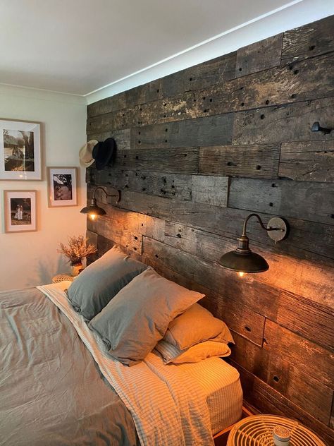 Reclaimed recycled timber feature walls in bedrooms (36) Wood Wall Behind Bed, Reclaimed Wood Wall Bedroom, Wooden Bedroom Ideas, Mew House, Reclaimed Wood Feature Wall, Timber Feature Wall, Wood Walls Bedroom, Wall Behind Bed, Diy Wooden Wall