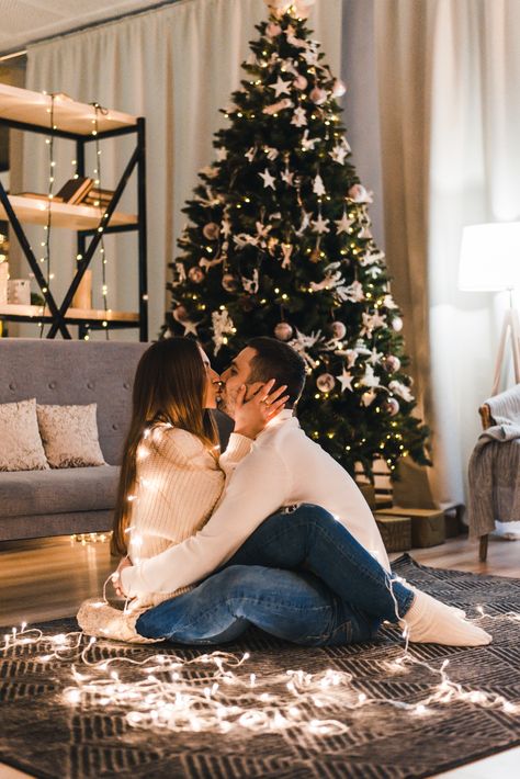 Christmas Photography Couples, Christmas Couple Photos, Christmas Couple Pictures, Christmas Poses, Christmas Family Photoshoot, Xmas Photos, Family Christmas Pictures, Christmas Shoot, Shotting Photo