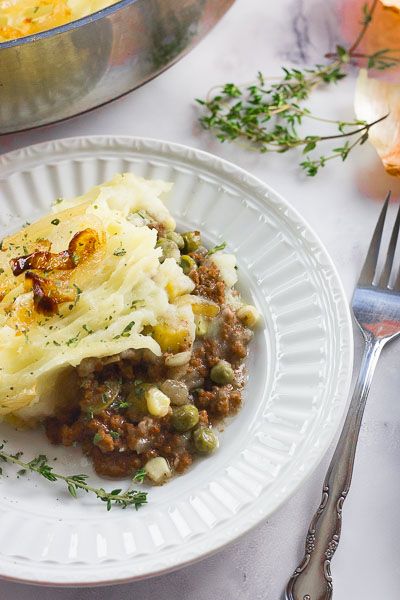 Irish Cottage Pie Irish Cottage Pie, Irish Pub Food, Easy Irish Recipes, Ground Beef And Vegetables, Irish Mashed Potatoes, Beef And Vegetables, Peasant Food, Irish Cottage, Cubed Potatoes