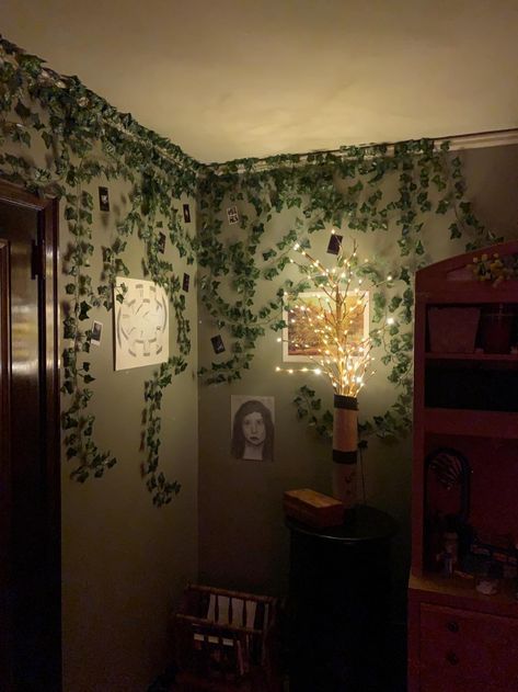 Faux Ivy Wall Vine Wall Decor Living Rooms, Faux Leaf Wall Decor, Ivy Garland Decor Ideas, Ivy Home Decor, Wall Plants Decoration, Green Leaf Room Decor, Room Decor With Green Walls, Bathroom Ivy Decor, Fake Flower Ideas Decor