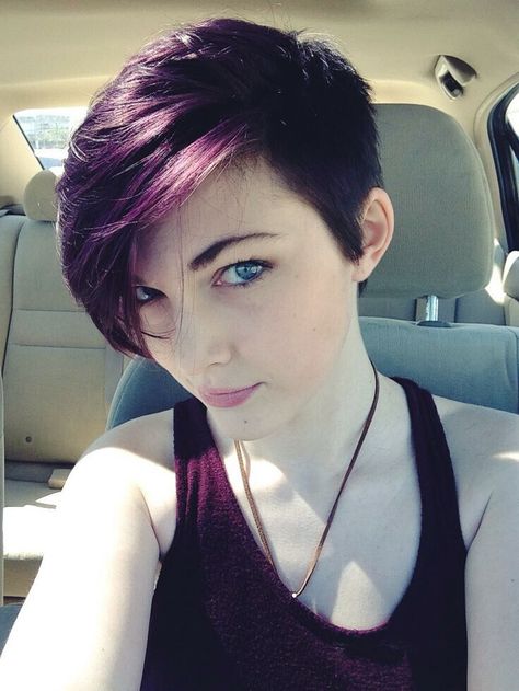 Asymmetrical Short Hairstyle for Purple Hair Dark Purple Hair Color, Kort Pixie, Stylish Hair Colors, Hair Color Plum, Hair Colour Design, Dark Purple Hair, Plum Hair, Hair Color Unique, Hair Color Purple