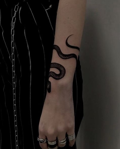 Slytherin Tattoo, Wrist Tattoos Girls, Tato Jari, Grunge Tattoo, Pretty Hand Tattoos, Snake Tattoo Design, Scary Tattoos, Inspiration Tattoos, Small Hand Tattoos