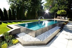 Our blog looks at why you should invest in a stainless steel pool. Piscina Terrazzo, Overflow Pool, Ideas De Piscina, Piscina Rectangular, Moderne Pools, Piscina Interior, Swimming Pool Construction, Residential Pool, Pool Finishes