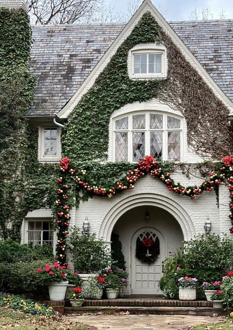 Small Christmas Cottage Exterior, Christmas Cottage Exterior, Christmas House Exterior, Christmas Exterior, House Exterior Christmas, Brick Cottage, Winter Arc, Exterior Christmas, Christmas Houses