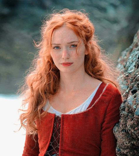 Eleanor Tomlinson as Demelza Poldark in “Poldark” (2015). Ginger Actress, Eleanor Tomlinson Poldark, Poldark 2015, Demelza Poldark, Anthony Bridgerton, Portrait Reference, Eleanor Tomlinson, Pretty Redhead, Aidan Turner