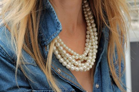 <3 Pearls and denim shirt. Pearl Outfits, Pearl Outfit, Denim And Pearls, Classic Clothes, Camisa Jeans, Denim Day, Pearl And Lace, Weekend Wear, Winter Clothes