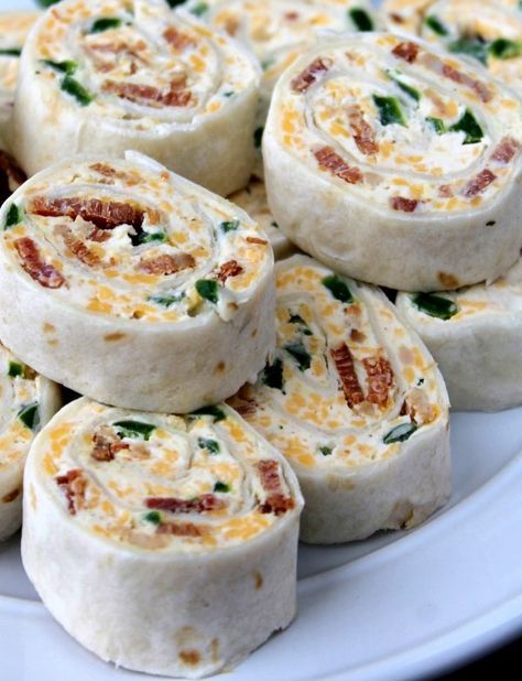 Dumplings Receta, Bacon Ranch Pinwheels, Ranch Pinwheels, Pinwheel Recipe, Pilsbury Recipes, Tortilla Pinwheels, No Cook Appetizers, Pinwheel Recipes, Bacon Ranch