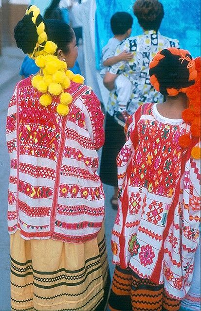 huipiles. Pronounced "wee peel." My mom was in the Peace Corps in Guatemala in the 68 and worked with Indian women who wore these. They were facinated by her long blonde hair. Ethic Dress, Ballet Folklorico, Mexican Textiles, Mode Boho, Summer Hot, Mexican Dresses, We Are The World, Mexican Culture, Mexican Style