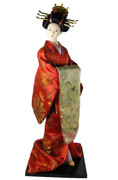 she is not geisha she is tayuu/oiran (courtesan). You can tell by the obi tied in front, bare feet, and her tortoiseshell kanzashi (hair ornaments) Also, red kimono. Japanese Inspired Painting, Geisha Doll, Hina Dolls, Textile Art Dolls, Geisha Art, China Doll, Sculpted Doll, Art Costume, Japanese Doll