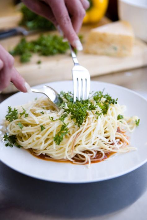 The secret to keeping spaghetti warm without sticking is to not overcook or dry out the pasta and to use a small amount of oil. Cooking Cabbage, Microwave Pasta Cooker, How To Make Spaghetti, Spaghetti Dinner, Single Serving Recipes, Low Carb Pasta, Cooking For A Crowd, Spaghetti Pasta, Fresh Pasta