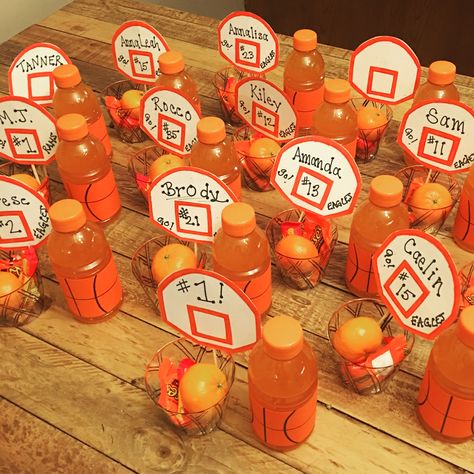 Basketball Party Goodie Bags, March Madness Themed Snacks, Basketball Game Day Snacks, Basketball Birthday Activities, Goodie Bags For Basketball Players, Basketball Party Favor Ideas, Basketball Snack Ideas, Basketball Party Snacks, Basketball Party Snack Ideas