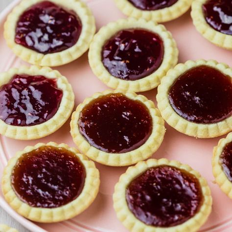 Sweet Short Crust Pastry Recipes Tarts, Jam Tarts Recipe Simple, Jam Tarts Recipe, Strawberry Jam Tarts, Huckleberry Jam, Shortcrust Pastry Recipes, Christmas Bakes, Easy Slice, Pastries Recipes Dessert