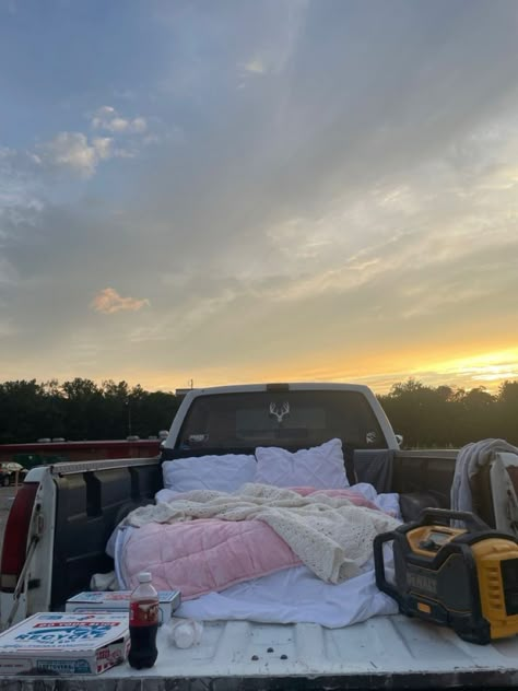 Pick Up Truck Movie Night, Fall Drive In Movie Aesthetic, Drive In Movie Proposal, Back Of Truck Movie Night, Drive In Truck Bed Ideas, Stargazing Truck Bed, Drive In Movie Truck Bed, Truck Bed With Blankets Pillows, Truck Bed Drive In Movie