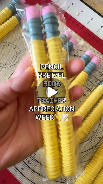 Sweets R Poppin’ | Angelica on Instagram: "Starting on the Teacher Appreciation treats with Pencil Pretzel Rods!✏️📝

I used @stoverandcompany Sweet Shoppe Ultra White and colored it with @colour.mill Yellow and Lemon and Hot Pink for the chocolate coating.

Then I used @poppypaints in Black and White and mixed the two to get the gray!

#teacherappreciation #teachergifts #chocolatedipped #chocolate #chocolatecovered #chocolovers #chocolatecoveredpretzels #pretzels #chocolatepretzels #smallbusiness #spotsylvania #spotsylvaniava #fredericksburgva #sweetsrpoppin #treatmaker #dippedtreats #supportsmallbusiness #virginia #treats #gifts #tutorial #tutorials #backtoschool #teacherappreciationgift #teacherappreciationweek #teacherappreciationgifts #teachersappreciationtreats #teachergift #pretzelr Tigger Pretzel Rods, Harry Potter Chocolate Covered Pretzels, Pencil Chocolate Covered Pretzels, Treats For Teachers Appreciation, Stick Pretzel Treats, White Chocolate Covered Pretzel Rods, Back To School Pretzel Rods, Back To School Pretzels, Back To School Chocolate Covered Oreos