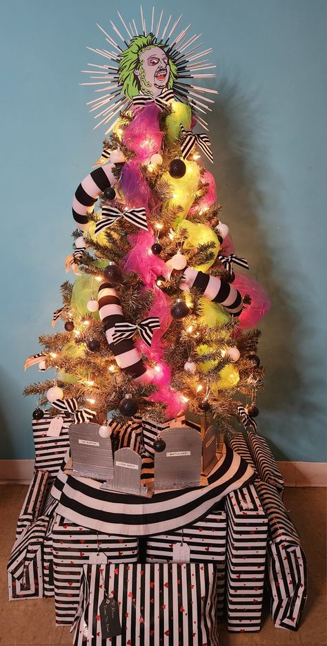 Beetlejuice Halloween Tree, Beetle Juice Christmas Tree, Inside Out Christmas Tree, Beetlejuice Tree, Beetlejuice Christmas Tree, Tim Burton Christmas, Beetlejuice Decorations, Monster Christmas Tree, Beetlejuice Christmas