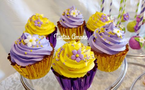 Cupcakes Rapunzel Tangled Theme Cupcakes, Tangled Rapunzel Cupcakes, Tangled Birthday Cupcakes, Tangled Inspired Desserts, Rapunzel Cupcakes Ideas, Tangled Cupcakes Ideas, Rapunzel Dessert Table, Rapunzel Desserts, Merida Cupcakes