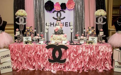 Chanel Inspired Sweet Sixteen | CatchMyParty.com Chanel Birthday Party Ideas, Chanel Birthday Party Decoration, Coco Chanel Birthday Party, Chanel Inspired Party, Coco Chanel Birthday, Bday Makeup, Chanel Baby Shower, Coco Chanel Party, 50th Birthday Party Themes