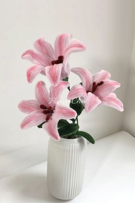 Pink lily flowers for table flower centerpiece, handmade lilies for home decor, event decor Paper Flower Projects, Lily Centerpieces, Flower Home Decoration, Flower Projects, Clean Flowers, Flowers Pot, Piping Flowers, Napkin Rings Diy, Pipe Cleaner Flowers