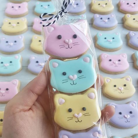 Kitten Cookies, Cat Party Favors, Kitten Birthday Party, Cookie Recipes Decorating, Cat Themed Birthday Party, Kitten Party, Kitten Birthday, Cat Cookies, Creative Bag