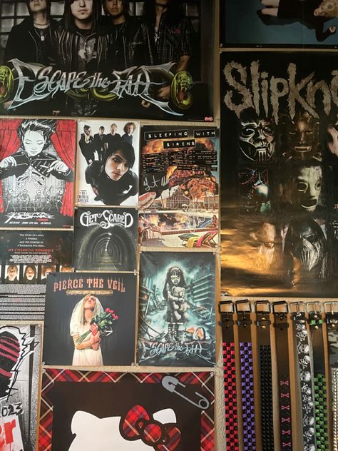 Metalhead Bedroom, Emo Room Ideas, Punk Home Decor, Emo Decor, Emo Room, Grunge Room Ideas, Punk Room, Rock Room, Goth Bedroom