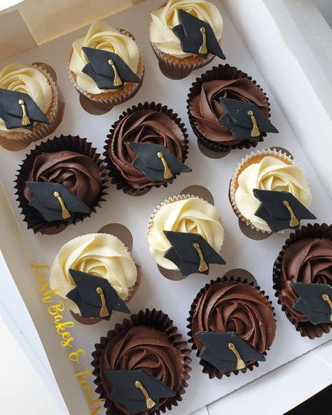 Lushbakesandtreats on Instagram: "Simple Graduation theme cupcakes chocolate and Vanilla cupcakes #lushbakesandtreats #graduationcupcakes #graduation #graduationday #speicalmoment #proudday #proudmoment #graduated #passed #Celebration #party #surprise #gettogether #perfectcombo #gift #present #afterparty #welldone #vanillacupcakes #vanilla #cupcakes #lushbakesandtreats" Cupcakes Graduation Ideas, Elegant Graduation Cupcakes, Simple Graduation Cupcakes, Graduation Cap Cupcakes, Cupcake Graduation Ideas, Mba Cake, Graduation Cake Ideas Simple, Congrats Cupcakes, Desserts For Graduation Party