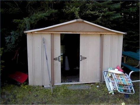 If that old tin storage shed in your backyard is getting discolored and dingy, but you don't want to replace it, you can repaint it. Tin isn't an ideal surface for getting paint to stick, but with a little preparation and the right paint, it will work. Shed Makeover, Tin Shed, Backyard Storage Sheds, Build Your Own Shed, Steel Sheds, Wood Storage Sheds, Backyard Storage, Metal Storage Sheds, Shed Building Plans