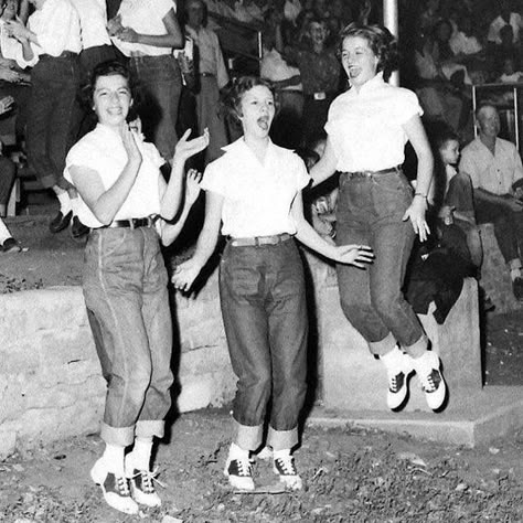 1950s fun! Teenage girls in jeans and saddle shoes. #1950s #50sfashion #saddleshoes 1950s Teenagers, 1950s Pants, 1950s Girl, 1950s Girls, 1950s Fashion Women, Teddy Girl, 50s Outfits, Mode Retro, Saddle Shoes