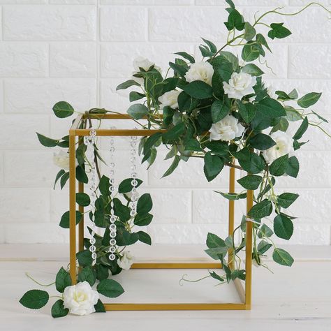 Centerpiece Vases, Plant Centerpieces, Gold Wedding Flowers, Geometric Centerpiece, Cage Decor, Metal Columns, Decoration Evenementielle, Metal Wedding, Henna Night