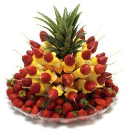 Beautiful ways to arrange fruit for parties! From itswrittenonthewalls.blogspot.com Fruit Kabobs Display, Fruits Decoration, Fruit Creations, Decorações Com Comidas, Fresh Fruit Recipes, Fruit Skewers, Fruit Displays, Fruit Kabobs, Fruit Display