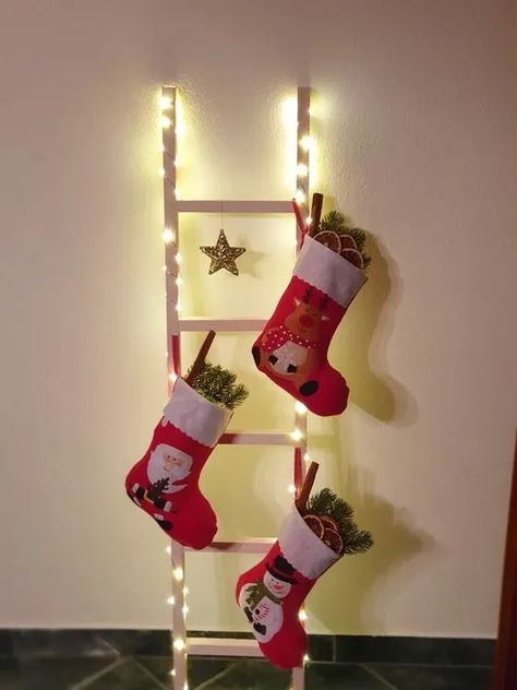 Christmas Ladder Decor, Christmas Ladders Ideas, Christmas Tree Alternatives, Christmas Ladder, Ladder Ideas, Alternative Christmas Tree, Unique Christmas Trees, Christmas Decorations Diy Outdoor, Diy Christmas Decorations Easy