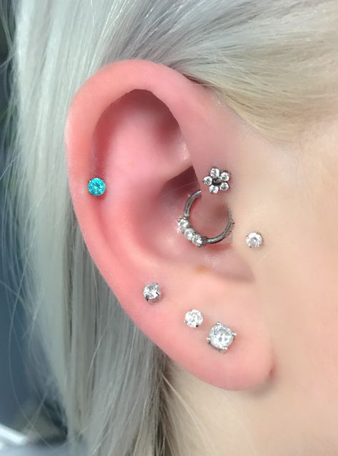 3 Lobe Piercings, Different Ear Piercings, Piercing Inspo, Ear Art, Cute Ear Piercings, Forward Helix, Lace Tattoo, Tragus Piercing, Lobe Piercing