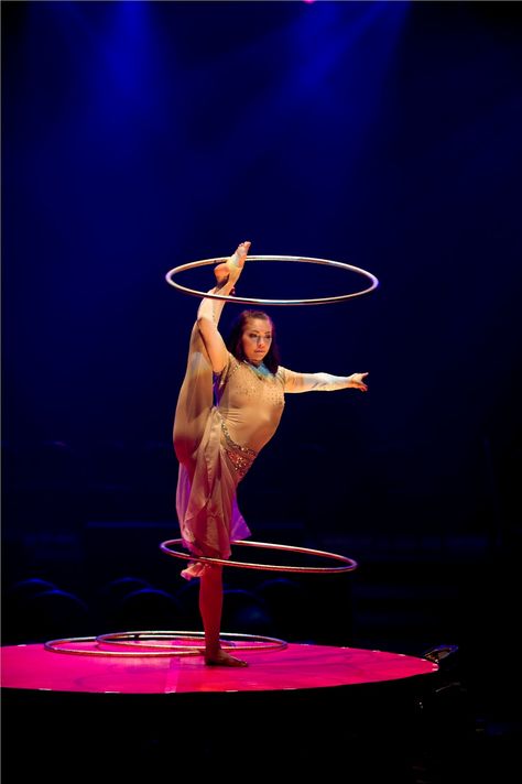 Circus Tricks, Hoops Aesthetic, Hula Hop, Hula Hoop Dance, Circus Aesthetic, Hula Hooping, Hoop Dance, Poses Yoga, Gymnastics Photos