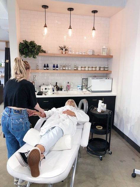 Dry Bar Salon, Spa Room Ideas, Spa Suite, Massage Room Decor, Facial Room, Home Spa Room, Home Beauty Salon, Beauty Room Salon, Esthetician Room Decor