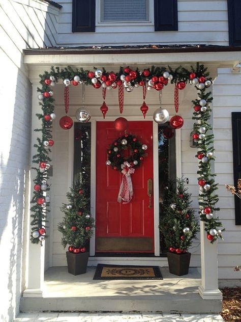 Outdoor Christmas Diy, Outside Christmas Decorations, Front Door Christmas Decorations, Beautiful Christmas Decorations, Christmas Front Doors, Christmas Porch Decor, Christmas Decorations Diy Outdoor, Front Porch Christmas Decor, Outdoor Christmas Lights