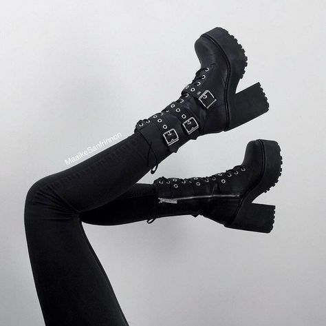 Gothic Mode, Look Grunge, Mode Emo, Mode Kawaii, Goth Boots, Goth Shoes, Goth Outfit, Gothic Shoes