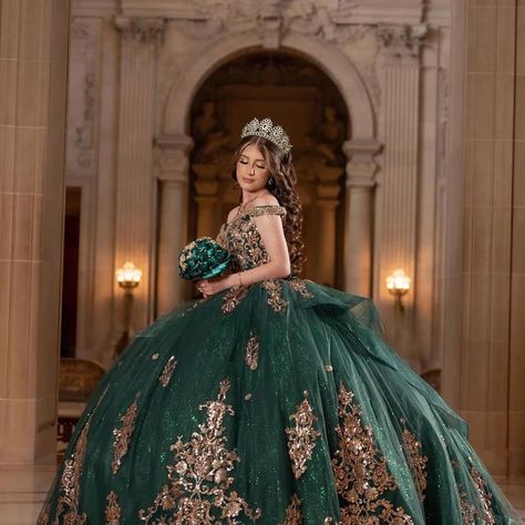 Emerald Green Quincenara Dress 2024 Bow Mexico Gold Lace Vestidos De 15 Años Quinceañera XV Brithday Quincenera Dresses Dark Green, Slytherin Quinceanera Theme, Quincenara Dress, Quinceanera Dresses Green, Champagne Quinceanera, Champagne Quinceanera Dresses, Emerald Green Decor, Green Quinceanera Dresses, Quinceanera Dresses Gold