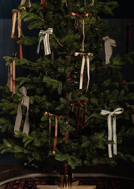 Ribbons, decoration, Christmas, holiday, minimalism, simple, design, aesthetic Minimal Xmas Tree, Ribbons For Christmas Tree Ideas, Minimal Tree Christmas, Christmas Tree Bow Decorations, Minimalism Christmas Decor, Christmas Tree Decor Trends 2024, Minimal Xmas Decor, Nostalgia Christmas Tree, Christmas Tree Bow Ideas