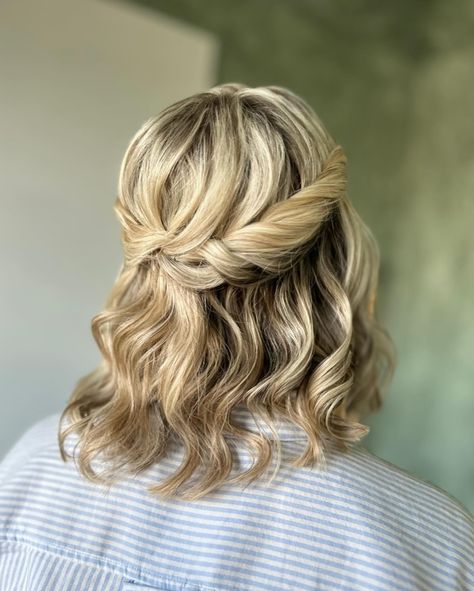 Super fun textured half up style on shorter hair. 🤍 Short Hair Half Up, Half Up Half Down Hair Short, Half Up Half Down Short Hair, Half Updo Hairstyles, Shorter Hair, Half Updo, Half Up Hair, Half Up Half Down, Makeup Hair