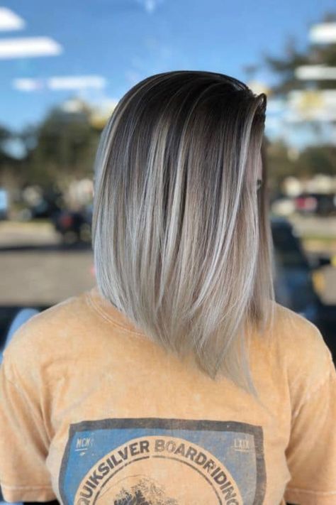 ¿Es lindo el balayage platinado en morenas? ¿El cabello platinado no termina viéndose como canas? ¿Solo queda lindo contrastado con pelo negro? Estas preguntas y más, vamos a verlas. Hair Color Inspo Medium Length, Foilayage Short Hair, Black White Balayage, Blonde For Short Hair, Long Bob Blonde Balayage, Root Melt Blonde Short, Icy Blonde Balayage Brunettes, Dark Roots Blonde Hair Balayage Short, Rootshadow Blonde