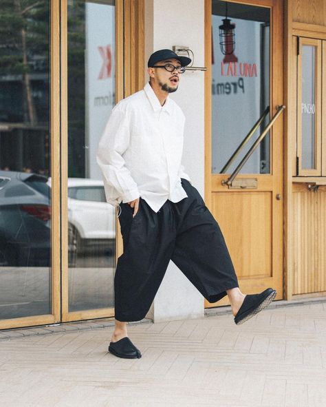 Baloon Pant Outfits Men, Oversized Mens Outfit, Japanese Mens Style, Balloon Pants Outfit Men, Men Japanese Fashion, Japanese Style Outfits Men, Cropped Pants Men Outfit, Japanese Men Style, Japan Street Style Mens