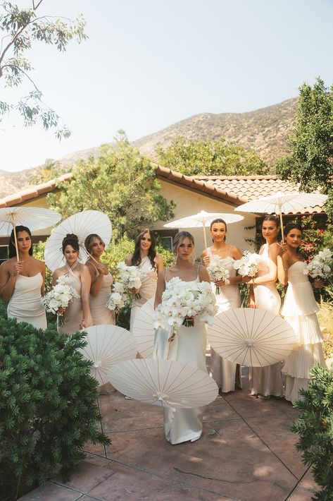 Wedding Photography Props, Parasol Wedding, Paper Umbrella, Majlis Perkahwinan, White Bridesmaid, Umbrella Wedding, White Bridesmaid Dresses, Wedding Photo Props, Bridesmaids Photos