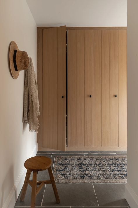 Mid Century Mud Room Ideas, Mudroom Interior Design, Natural Wood Mudroom, White Oak Mudroom, Oak Mudroom, Hallway Lockers, Main Floor Remodel, Cottage Mudroom, Modern Mudroom