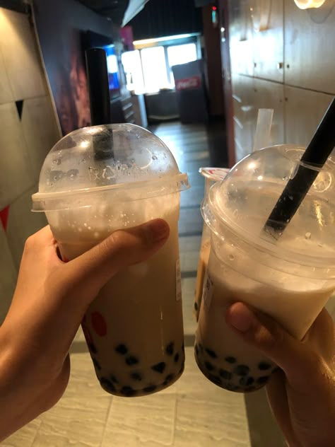 Bubble Milk Tea Aesthetic, Bubble Tea Snap, Milk Tea With Friends, Bubble Tea Pictures, Boba With Friends, Milktea Aesthetic, Milk Tea Aesthetic, Boba Tea Aesthetic, Tea Wallpaper