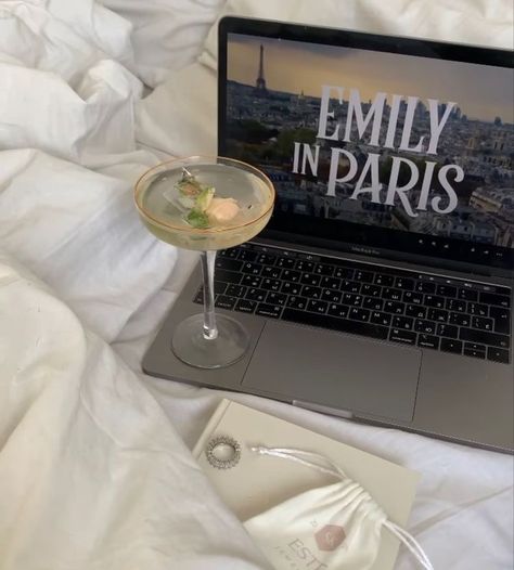 Emily In Paris Aesthetic, Netflix Chill, Trending Aesthetic, Paris Vibes, Paris Inspired, Profile Pictures Instagram, Paris Aesthetic, Emily In Paris, Netflix And Chill