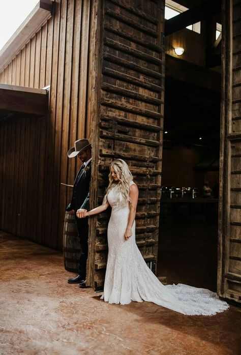 Madiwagnerphotography Country Wedding Pictures, Country Western Wedding, Country Wedding Photos, Photo Graphy, Country Wedding Photography, Western Themed Wedding, Groom Photoshoot, Barn Wedding Photos, Barn Wedding Photography